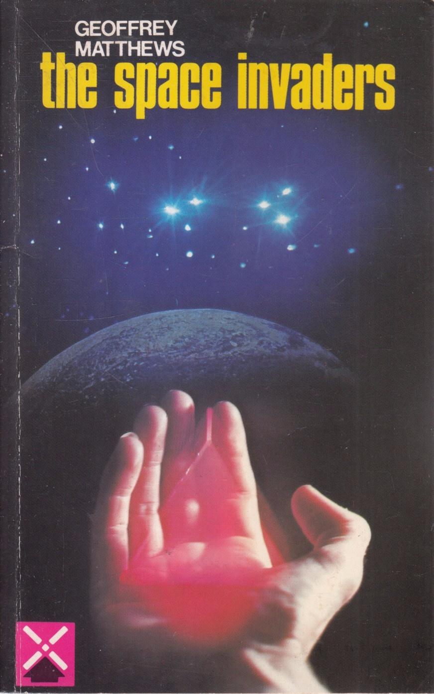 Книга на английском - Джеффри Мэттьюс Космические захватчики - обложка книги скачать бесплатно