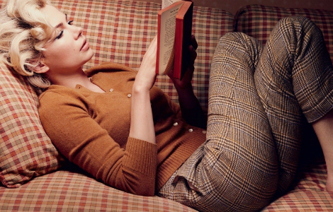 красивая девушка читает книгу на английском