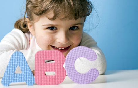 маленькая девочка учит английские буквы - карточки ABC английская азбука для детей
